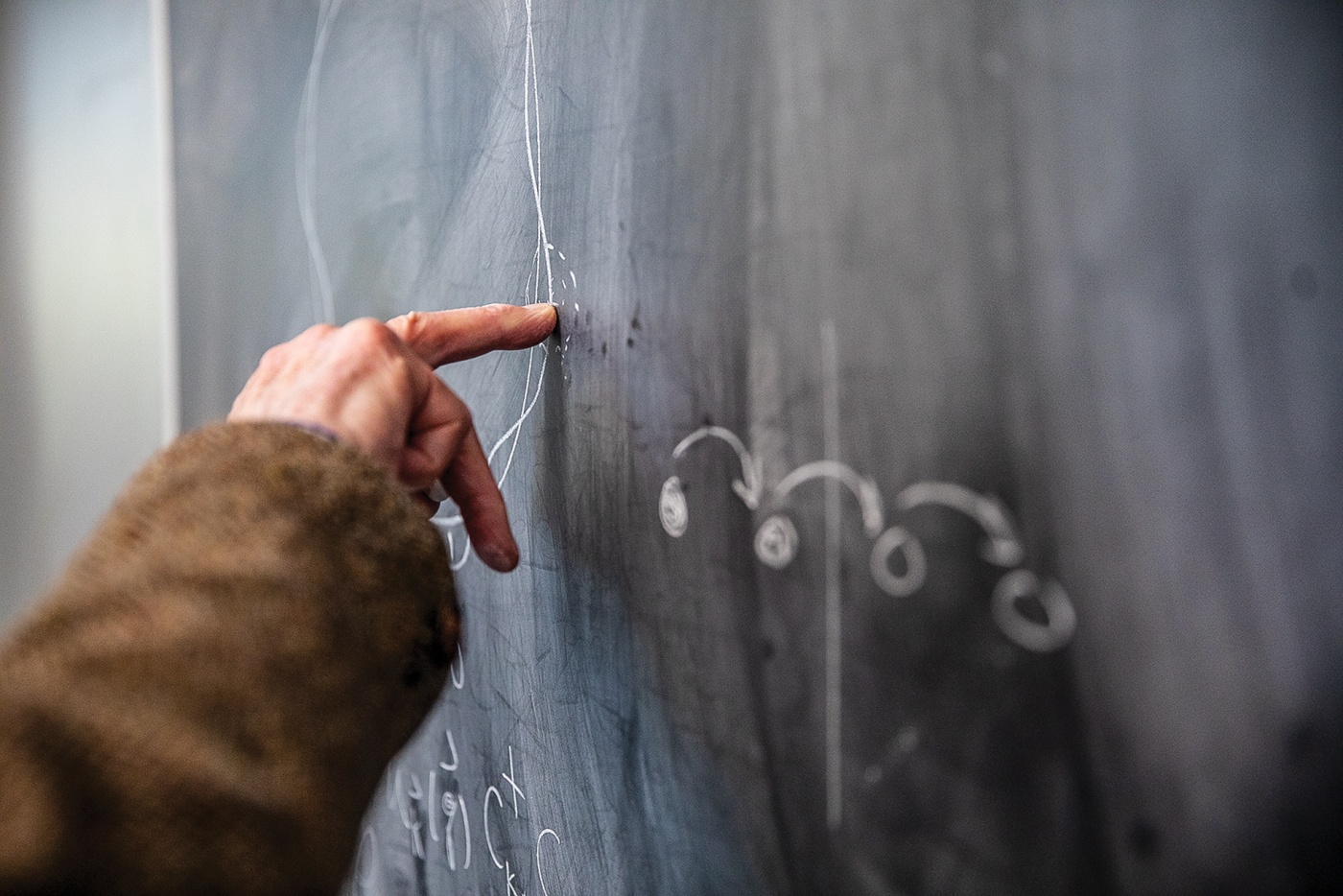 Manfred Steiner &rsquo;22PhD works at the board